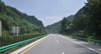 公路波形護(hù)欄