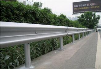 高速公路波形護(hù)欄