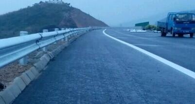 波形護欄安裝效果圖