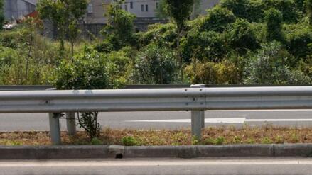 高速公路波形護(hù)欄安裝效圖