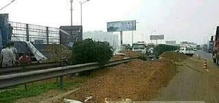 貨車對高速波形護欄的破壞