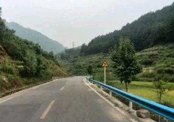 積極修復(fù)安防設(shè)施 確保農(nóng)村公路安全暢通