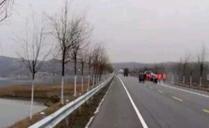 完善公路安保設(shè)施 波形護(hù)欄保障道路安全