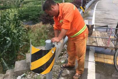 烈日維修波形護欄交通設(shè)施