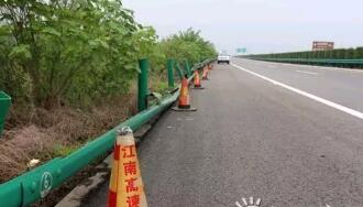 被撞壞的波形護欄板